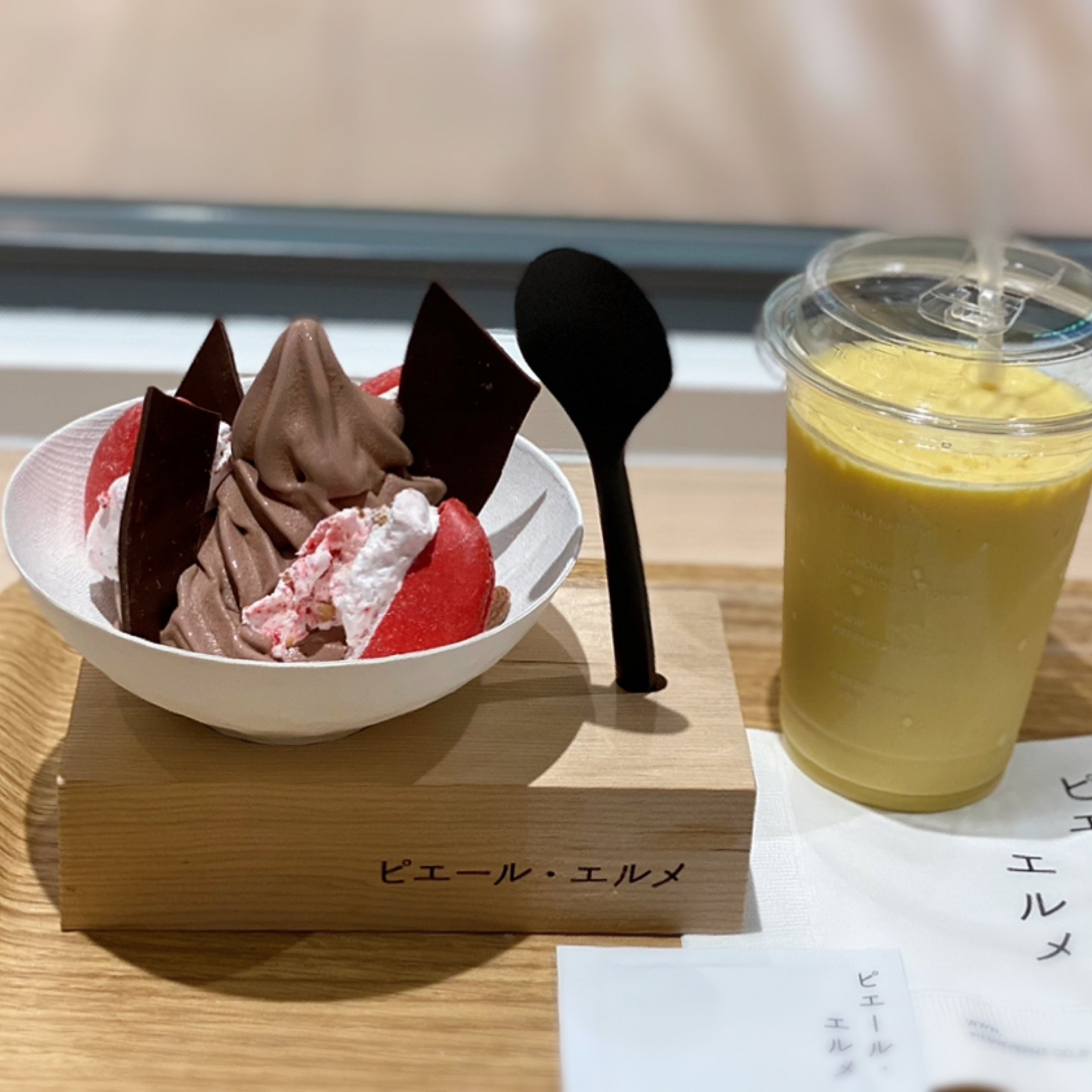 「ミックスジュース」と「SOFT SERVE」